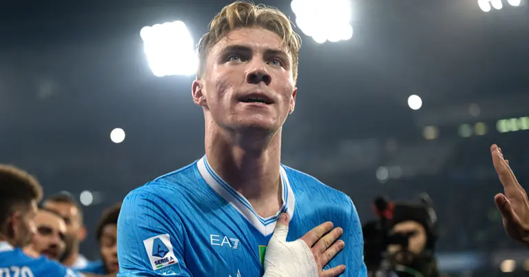 নাপোলির পক্ষে দুই গোল করা হয়লুন্দ